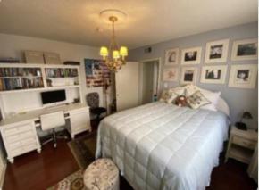 Stay in Beverly Hills - Private Bedroom & Bath for female only - near Beverly Center, Cedars Sinai Hospital, The Grove